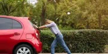 Куриоз от Велико Търново! Жена бута закъсал автомобил, а мъжете.. те натискат клаксона 7
