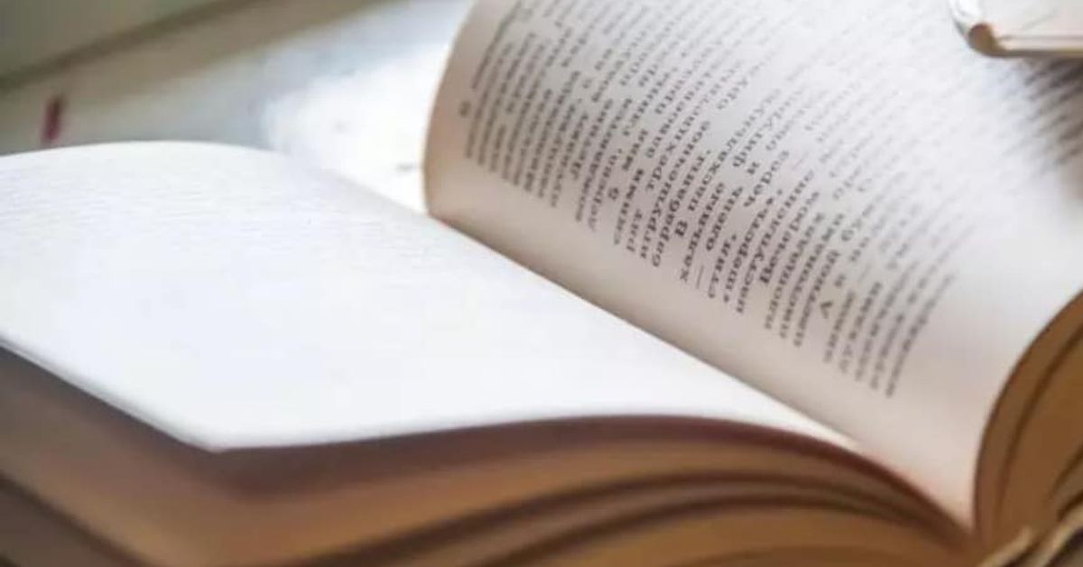 Защо успешните хора четат толкова много: Полезна информация Отворена книга с пожълтели страници и четлив текст, приканваща към знание.