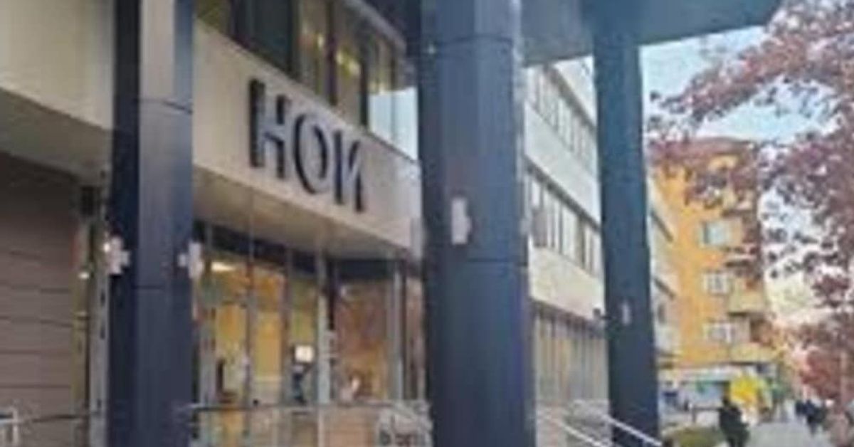 Отказ от НОИ да зачете стаж на пенсия на жени, които са отглеждали децата си, но не са спазили едно условие Външен изглед на модерна сграда с надпис НОК и хора на улицата.