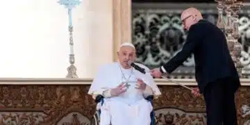 След престоя в болница Папа Франциск се появи за първи път на литургия 1