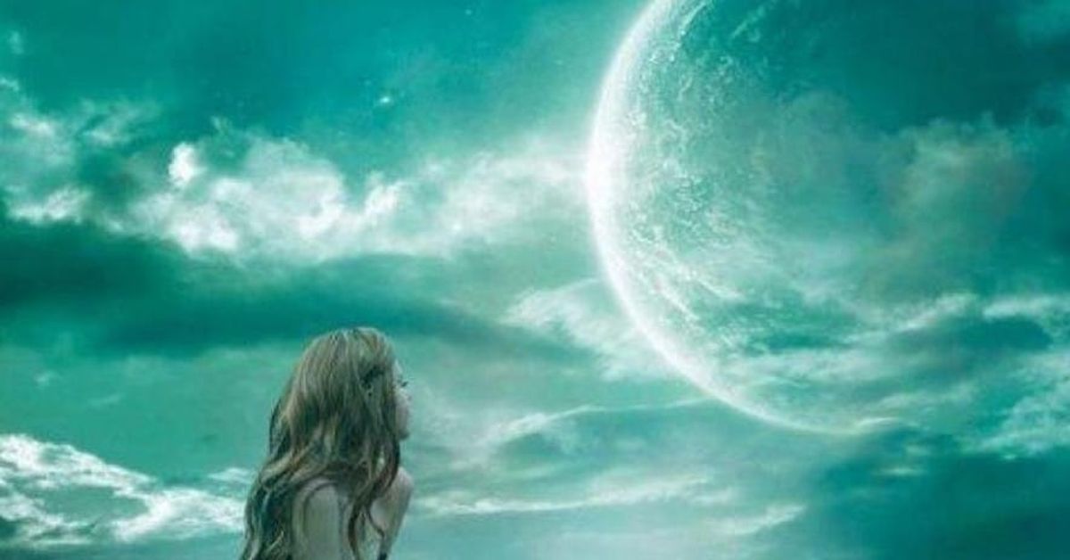 Новолунието в Телец на 27 април 2025 г. ще донесе просперитет и благополучие в живота на 4 зодии Млада жена гледа към голяма планета в облачно тюркоазено небе.