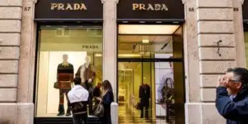 Историческа сделка: Prada купува Versace за близо 1,4 милиарда долара 1