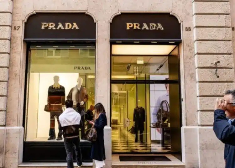 Историческа сделка: Prada купува Versace за близо 1,4 милиарда долара 1