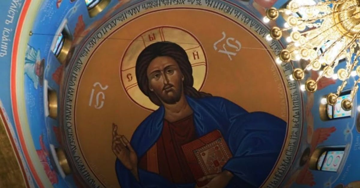 Утре 18 април е църковен празник - какво може и не може да се прави на тази дата Стенопис на Исус Христос Пантократор на купол на православна църква.