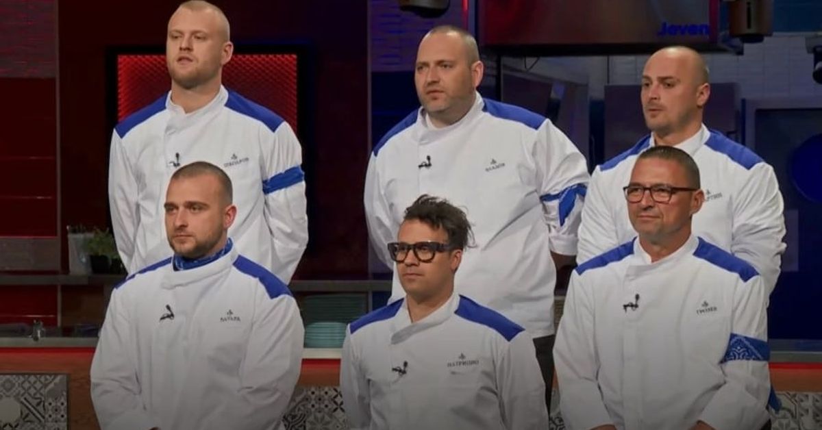 Поредно предложение за брак в кулинарното предаване Hell's Kitchen (ВИДЕО) Шестима мъже готвачи в синьо-бели униформи стоят в кухня на кулинарно шоу.