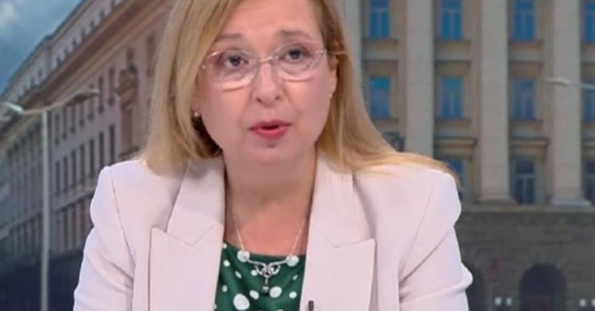 Предложения на съвета – който внася повече, ще получава и по-висока пенсия? Жена с руса коса и очила говори в телевизионно студио с фон на сграда.