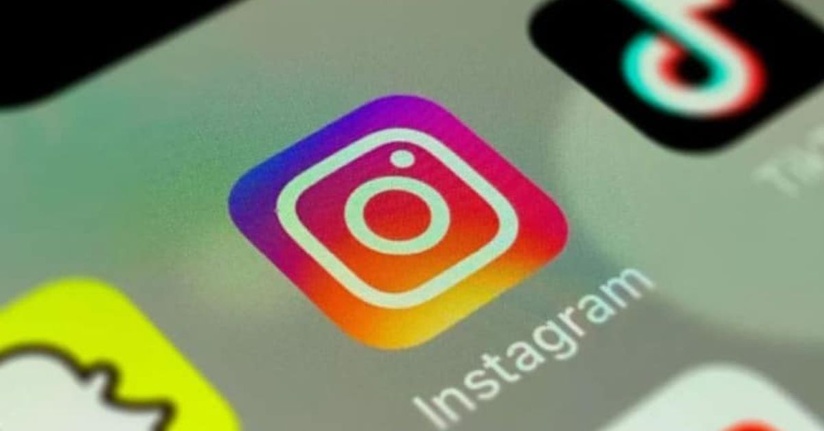 TikTok с конкуренция? От Инстаграм пуснаха ново приложение Близък план на икони на Instagram, TikTok и Snapchat на екран на смартфон.