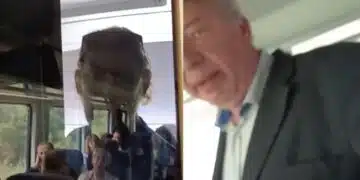 Заради направена забележка към машиниста, пътник замалко не бе свален (ВИДЕО) 3