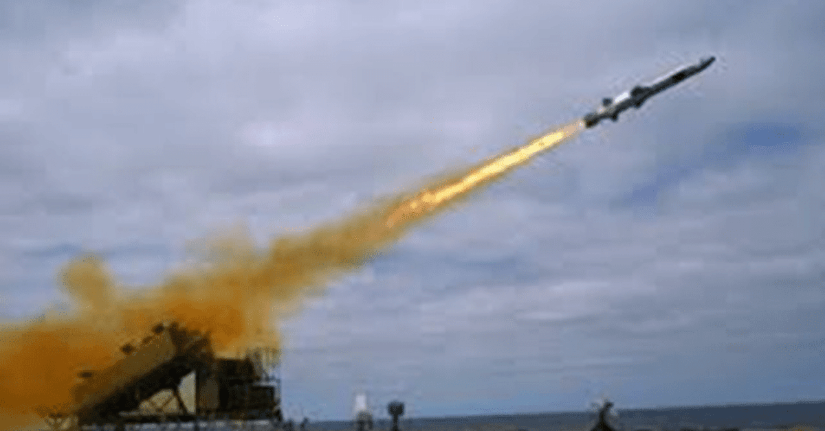 Отказваме се от HIMARS, България купува ракети от САЩ с цел – пазим се от руски кораби Военна ракета изстреляна от кораб с огнена следа над морето.