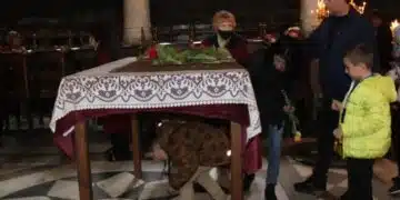 Според традицията днес на "Разпети петък" се минава под масата 2