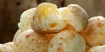 Меки като облак: Уникални солени топчета със сирене и кашкавал (Рецепта) 1