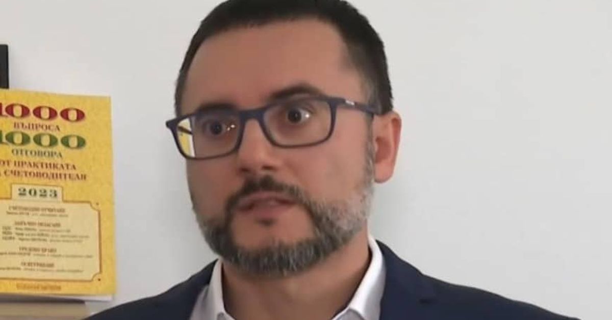 Управител на фирма: когато има нещо ново, от НАП още в 09:00 часа почват проверки в първия работен ден Мъж с очила и брада пред книга за счетоводство от 2023 година.