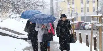 Прогнозата за днес: Зимата нахлува обратно, 3 града побеляват – валежи и вятър в страната 14