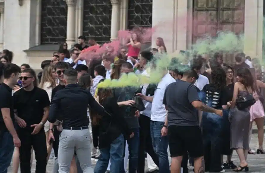 Димки, алкохол, балони с райски газ и „локали“ – появиха се ПЪРВИ СНИМКИ на абитуриенти за тази година 1