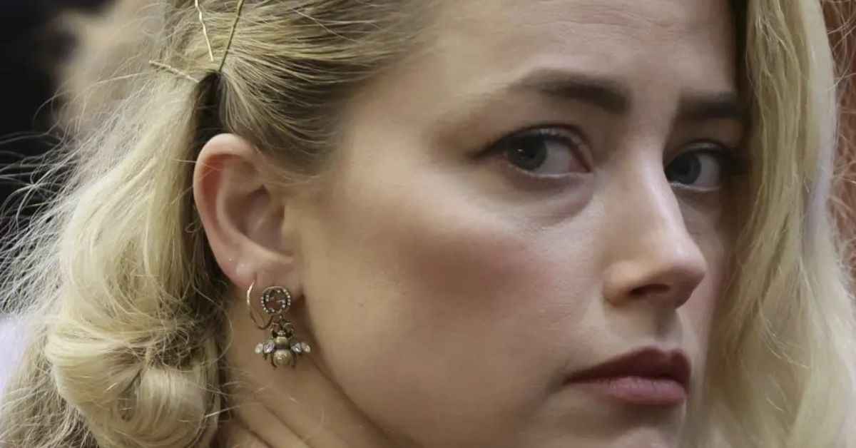 Слухове или истина? Бащата на близнаците на Амбър Хърд милиардерът Илон Мъск ли е? Близък план на руса жена с обеца с пчела и фиби в косата.