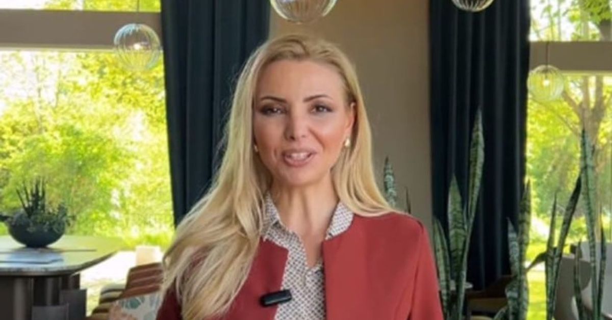 Ева Кикерезова с ново начало в живота си, синоптичката обяви новината лично Блондинка с червено сако говори пред модерен интериор с растения.