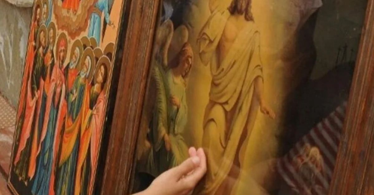 Скоро отбелязваме Спасовден! Само в нощта срещу празника може да се случи чудо Религиозни икони с Исус, ангел и светци, докоснати от детска ръка.
