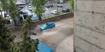 От последните часове! Улиците в Троян се превърнаха в реки ВИДЕО 2