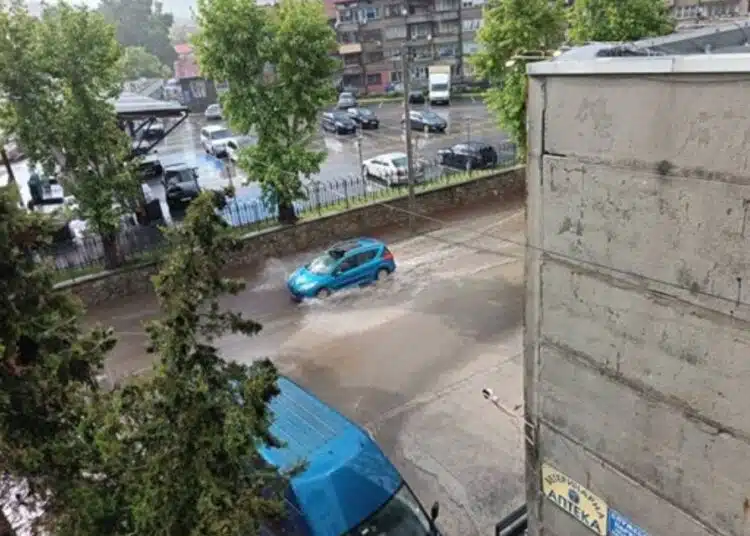 От последните часове! Улиците в Троян се превърнаха в реки ВИДЕО 1 От последните часове! Улиците в Троян се превърнаха в реки ВИДЕО 1