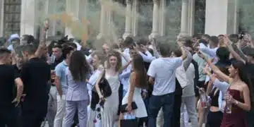 Димки, алкохол, балони с райски газ и „локали“ – появиха се ПЪРВИ СНИМКИ на абитуриенти за тази година 3