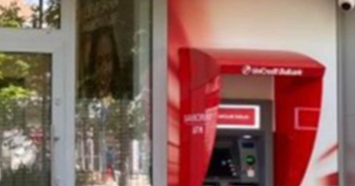Голяма банка оперираща у нас обяви ПРОМЕНИ в своите такси и тарифи от 11 май Червен банкомат на УниКредит Булбанк пред банков клон.
