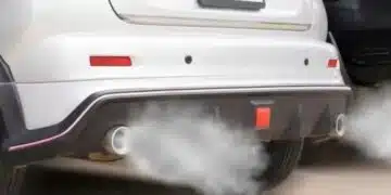 Какво означава когато от ауспуха на автомобила излиза бял дим? 1