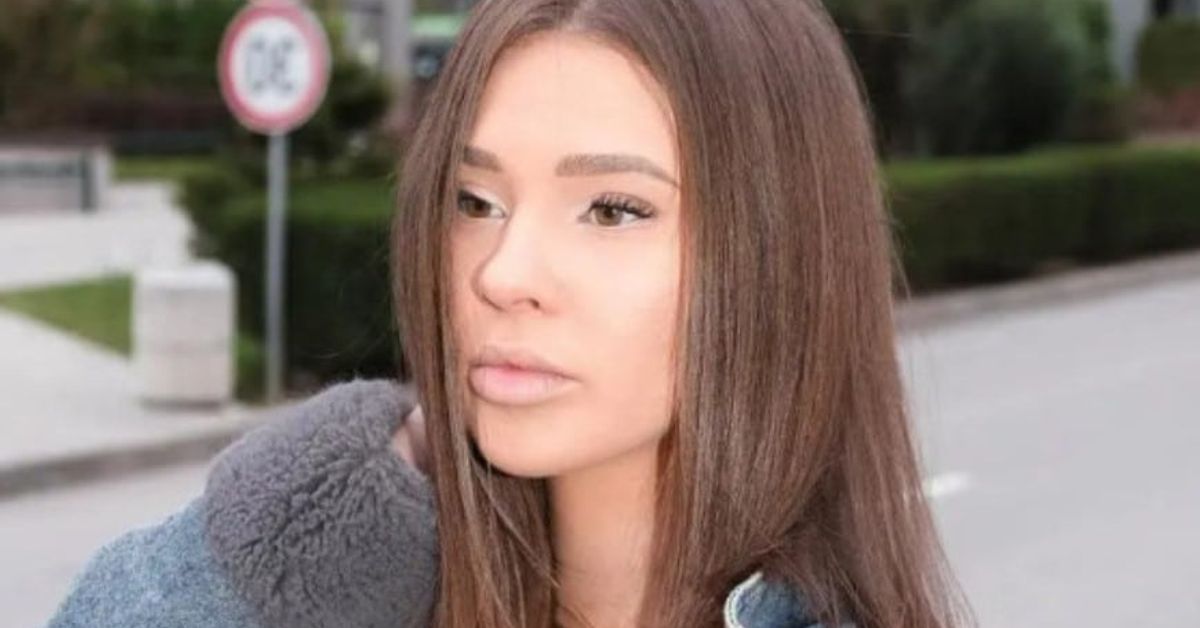 Бранимира от Ергенът замина за чужбина Портрет на млада жена с кафява коса и дънково яке на градски фон.