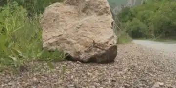 Дъжд от камъни едва не отне живота на млад мъж и съсипа чисто нов автомобил 1