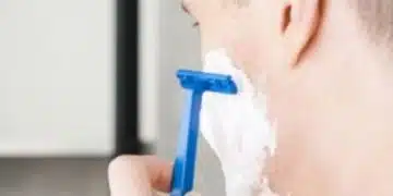 Защо никога не трябва да оставяте самобръсначката си под душа? 4
