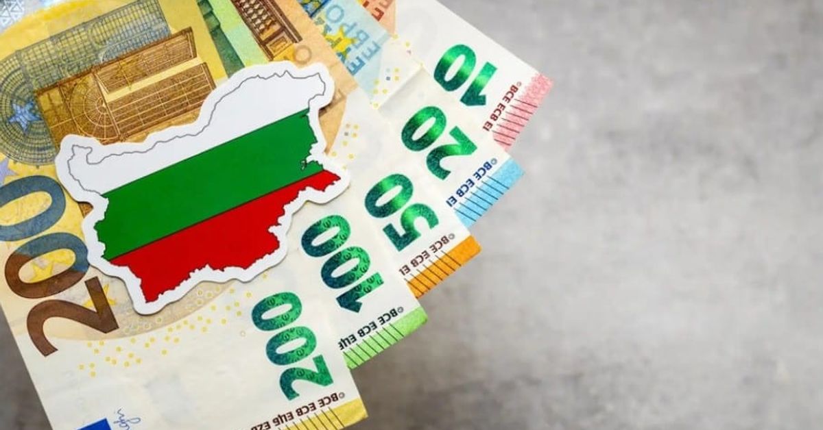 Много скоро родните пенсионери ще виждат своите пенсии в евро Българска карта с флаг върху евро банкноти, символизиращи присъединяване към еврозоната.