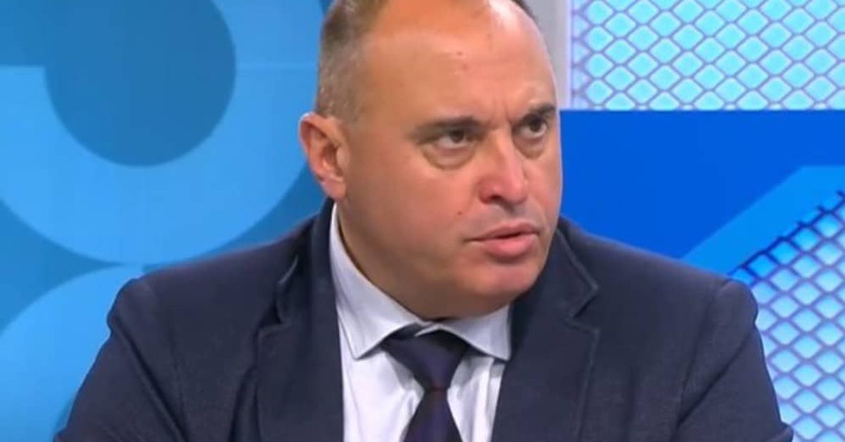 Роден икономист в ефира: След приемането ни в Еврозоната – спестяванията на българите ще растат Сериозен мъж в тъмен костюм и вратовръзка в телевизионно предаване.