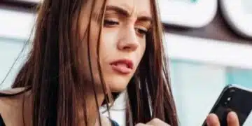 Защо жените проверяват телефоните на партньорите си: Вижте сами! 6