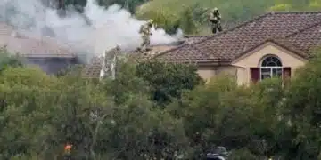 Трагедия с малък самолет, разби се в къща! Двама души и куче загинаха 10