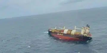 Кораб, превозващ петрол и химикали, се преобърна в Арабско море 1