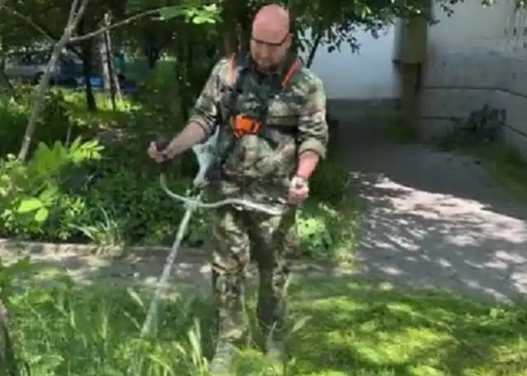 За да няма кърлежи – жители в столичен квартал взеха нещата в свои ръце, сами косят тревата 1