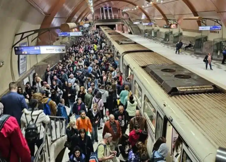 Заради стачката на наземния транспорт, софиянци препълниха метрото 1