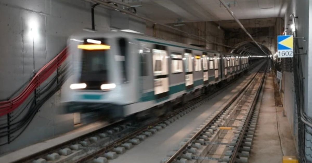 Важна промяна! От 19 юли метрото спира да се движи в посока метростанция „Сливница“ – какво се знае Модерен метро влак преминава бързо през подземен тунел.