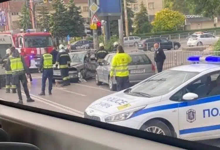 Трагедия! В София мъж напусна нашия свят след като градски автобус помете кола на кръстовище 1