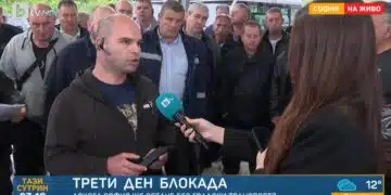 Мъж от протеста с коментар за месечното си възнаграждение 3