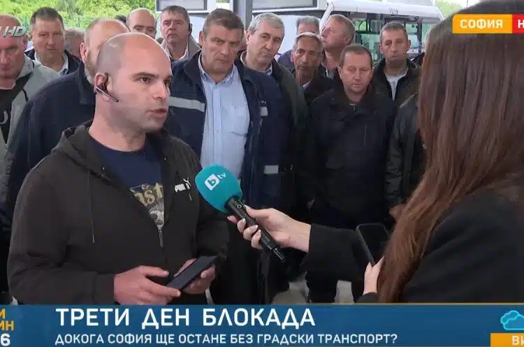 Мъж от протеста с коментар за месечното си възнаграждение 1