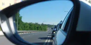 Да запомним – черните ивици на огледалото на автомобила могат да спасяват животи 1