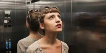 Стана ясна функцията на огледалата в асансьорите – помагат на психичното здраве 1