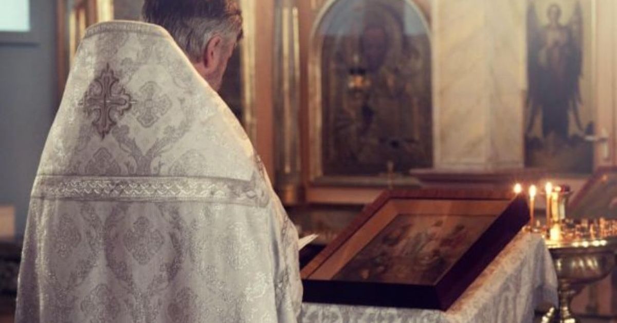 Празник днес, 18 май: какво е абсолютно забранено да се прави, важни знаци Свещеник в бели одежди се моли пред икона в православна църква.