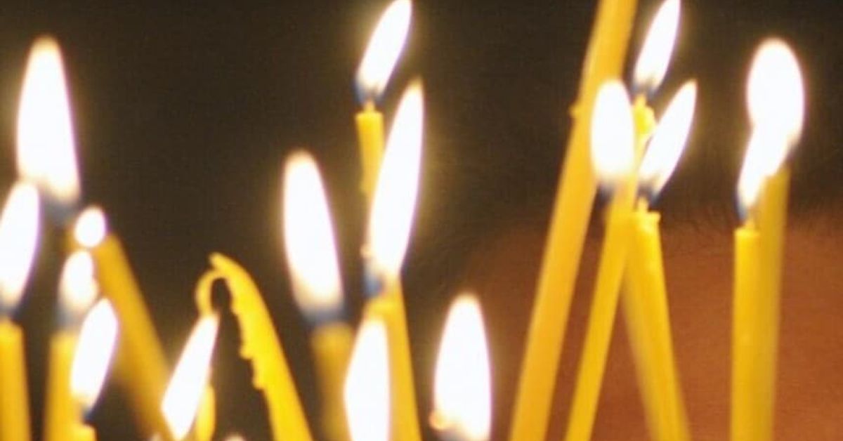 Утре, 30 септември е църковен празник! Повод да почерпят имат 7 будни български имена Запалени жълти свещи с ярки пламъци на тъмен фон.