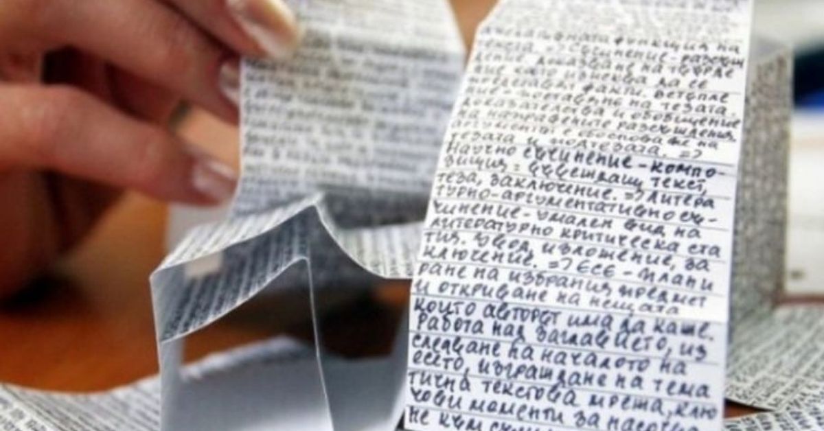 Спипаха ученици да преписват по време на днешната матура Ръце държат сгънат пищов от вестник с ръкописни бележки за изпит.