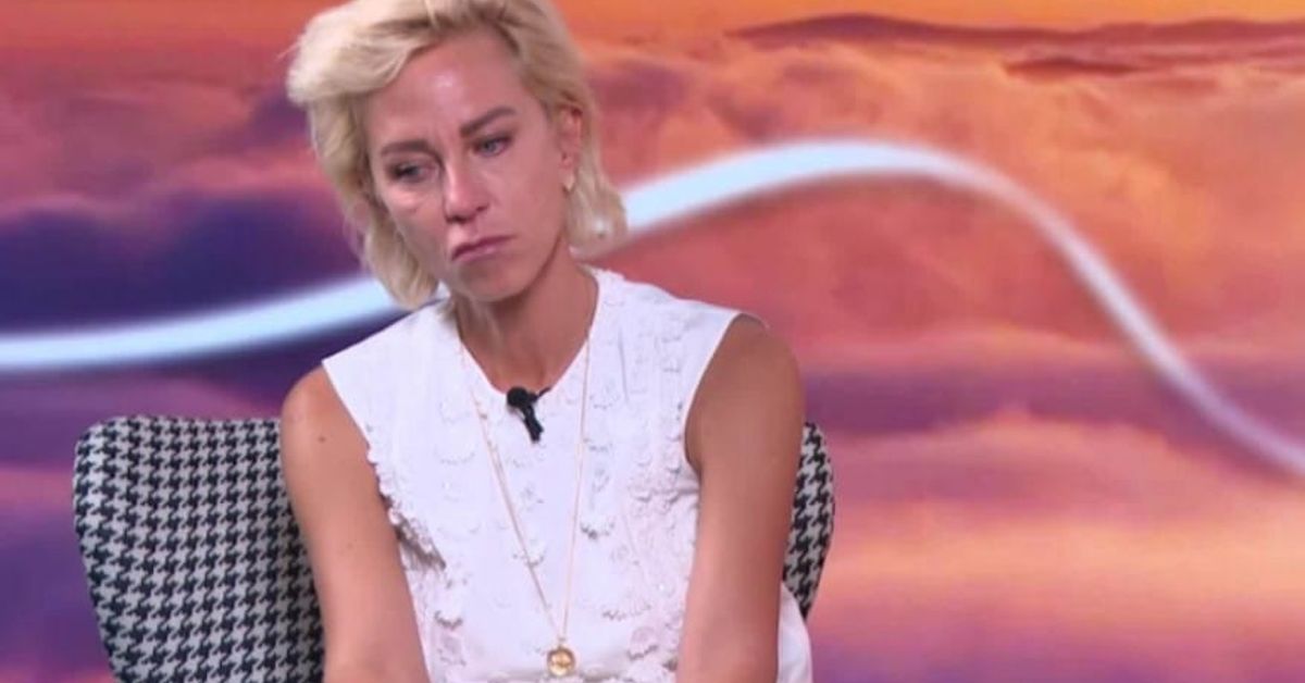 Обичаната Нана Гладуиш с лично признание Тъжна руса жена с бяла блуза плаче по време на интервю.