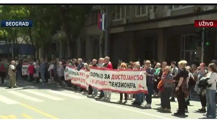 Под прозорците на Вучич се събраха протестиращи студенти и пенсионери, пеят му „Кукавица“ 1