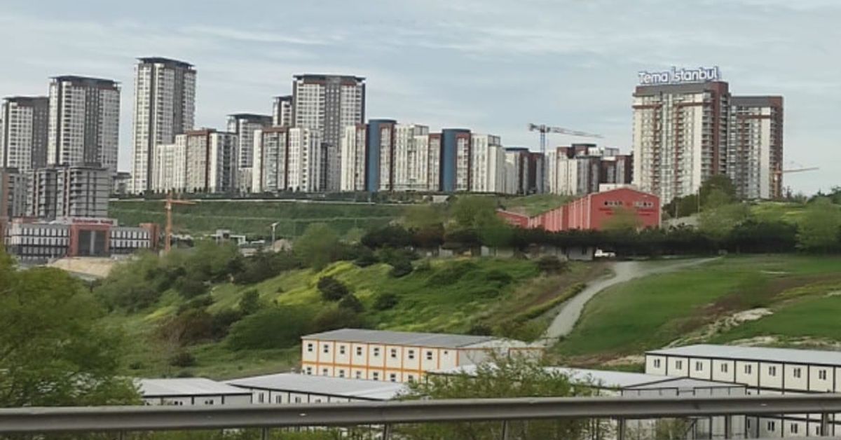 Бият тревога в Истанбул: 600 хиляди сгради са много рискови ако удари мощно земетресение Модерен жилищен комплекс Tema Istanbul с високи сгради, зелени площи и строителни кранове.