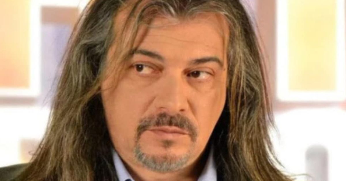 Обичаното предаване Като две капки вода отива на съд Мъж с дълга коса и брадичка, поглеждащ настрани.