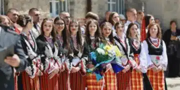 Адмирации към абитуриентите от Родопите! Вместо скъпи тоалети, избраха народните носии 1